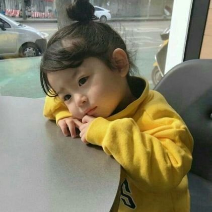 Sitede birazdan biraz fazla konuşur birazdan pek fazla ağlar genellikle çıkar