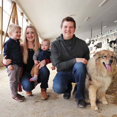 Perth county dairy producer, with family and my beautiful wife @nellyveen. Milking 110 DeWitthaven purebred Holsteins.