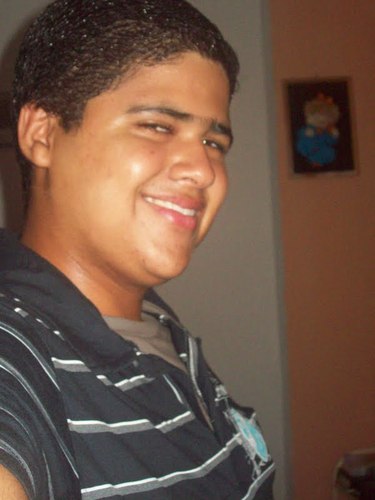 menino alegre simpatico extrovertido e amigo e que diz Não tenha medo de viver, se arrisque e faça cada segundo valer a pena