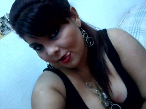 soy una persona muy soñadora, linda, detallista, me fascina la musika de hecho soy cantante, y estudio la normal en educación primaria, =)