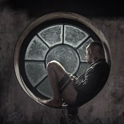 Viejas palabras en papeles arrugados... La música amansa a las fieras.
Entre engranajes y piezas de cosas que vuelan...