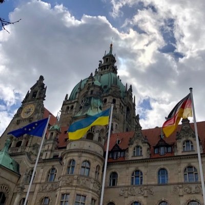 FreundHannovers's profile picture. 🇩🇪🇪🇺 by ❤️. Save the 🌍!
Geboren 👶, gebildet 🎓, gebaut 🏡, geheiratet 💍, … in Hannover.
Gedient in 🇩🇪 u.d.🌍.
(Tweets = persönliche Meinung)
