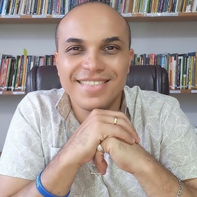 Teólogo. Mestrando e Professor de Teologia. Pós-Graduando em História. Acadêmico de Direito. Cantor e professor de técnica vocal.
