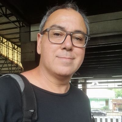 sou brasileiro,abençoado por Deus. gosto do que é belo e sou um entusiasta das bênçãos. sou democrático e adoro o Twitter por isso...se vc não gostar,me exclua.