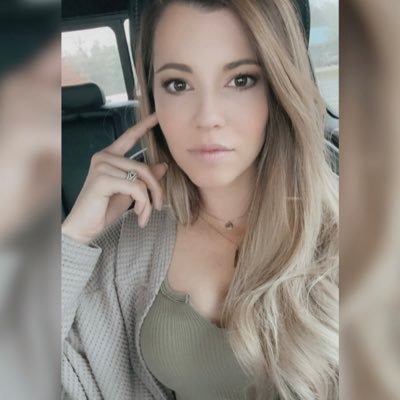 amberhenschen's profile picture. Lover  of wine and books.