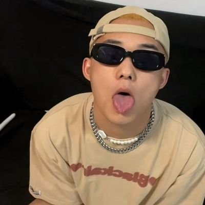 zhangch50779487's profile picture. 喜骚逼  182 130 飞