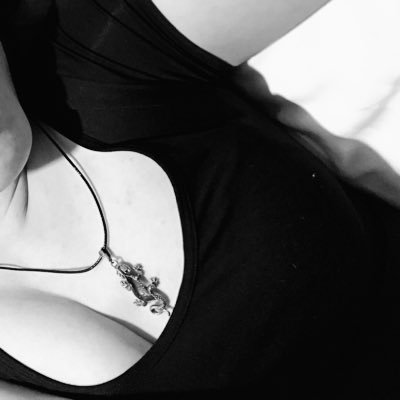 mitemite1919's profile picture. 普段は真面目に仕事してるけど、不真面目な部分があったっていいじゃない/アラサー社畜女子/M 87 65 105 知的な人と会話するのが好き/基本的には日常の呟きしてます/DM受け付けてません