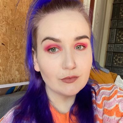 ME, kaniner, og sjokolade, koffein og kaoshue oppsummerer livet mitt bra 🦖🏳️🌈 hun/de/dem. priv: @tplpriv