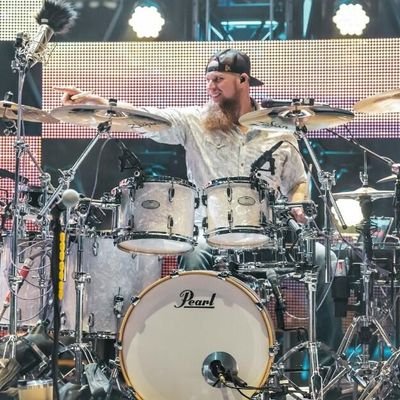 👰@lynn_samantha7
🎶 Drummer for Cody Johnson
👍Texas A&M
🥁ProMark|Zildjian|Evans|Pearl Drums|PureSound|Sledgepad|Big Fat Snare Drum