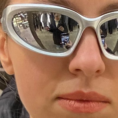 brand & digital designer. founder @lootstudio | https://t.co/GqrXnAmkoF | https://t.co/NvIr8Z1gyF 👀 tweets about design, fashion and a bit of gossip