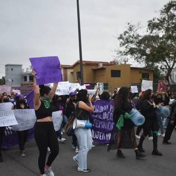 Colimense y feminista. Una persona feminista es cualquiera que reconozca la igualdad y la plena humanidad en mujeres y hombres.