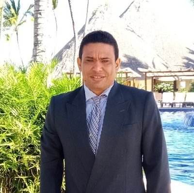 Dominicano de un pueblo que lo tiene todo llamado Azua, ahí naci yo, médico de profesión, creyente de Dios, padre de 2 y esposo de una sola mujer, buen hijo.