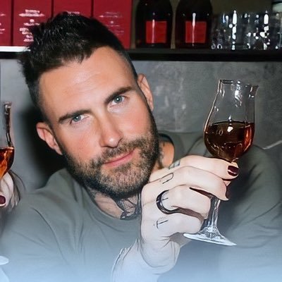 O maior portal de notícias do Adam Levine na América Latina. Siga-nos para mais atualizações e acompanhe nossas redes!