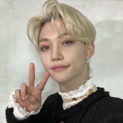 estudiando para poder decir que me gradué el mismo año que jungkook