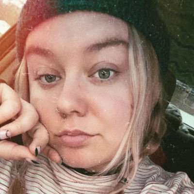 mopr0blemzz's profile picture. she/her