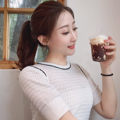 I like golf, reading, traveling, painting, yoga, watching movies, listening to music, food, manicure, makeup, I also like to read some financial books, and I am
