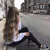 larisvar's profile picture. 