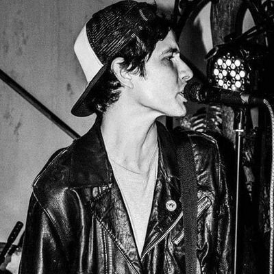 Me gusta el PunkRock, películas, series y tocar la guitarra...