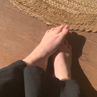 Je vends des photos de mes pieds, dm si intéressé.e.s ❤️