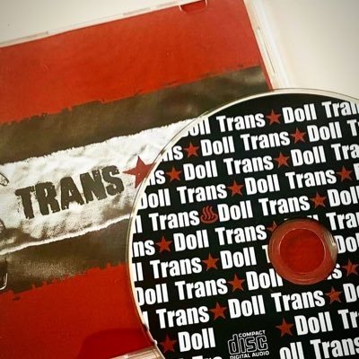 Trans☆Doll。 都内を中心に活動中。 本当に言いたいことなんてだいたい2行で伝わるぜ。 温泉に行きたい 素人童貞 北満飯店 ロボット 老害 So What!?等が人気曲