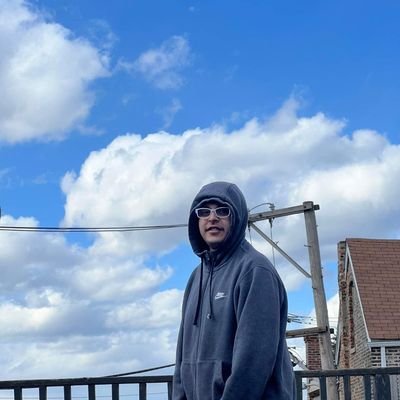 I am a stoner👽💨 and I like to play basketball 🏀