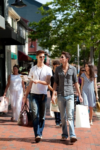 A year round destination located in the heart of Newport, Rhode Island. Unique shops and dining in a historic seaport setting.