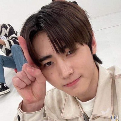 that Sunghoon guy from enhypen lowkey flat though.. but his friend Jake be thicc as fuck
