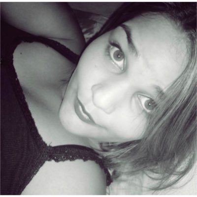 a mulher mais conversadeira de besteira - tudo é motivo pra meia hora de risada (nada discreta), falando sozinha nesse site todos os dias.