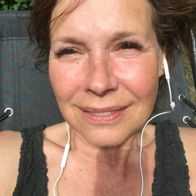 kirsiparni's profile picture. Tuottaja. Kissan palvelija. Sydäntä lähellä yrittäjyys, puut ja linnut.