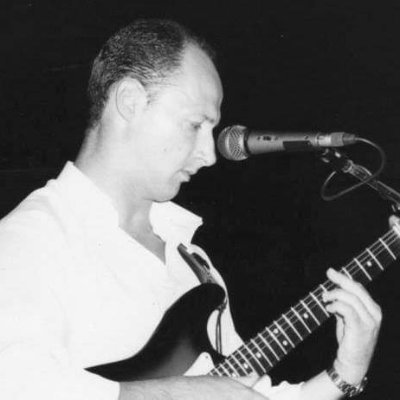 ze_ramoslopes's profile picture. Engenheiro, mas de médico era a vocação;
Guitarrista, mas o piano sempre foi a paixão;
Sou, portanto, um tipo de segundas escolhas.