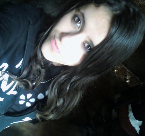 Emily, 13 anos , Geminiana,Ciumenta, sincera, tímida, extrovertida Música, Moda. Segue ? Por Favor =D