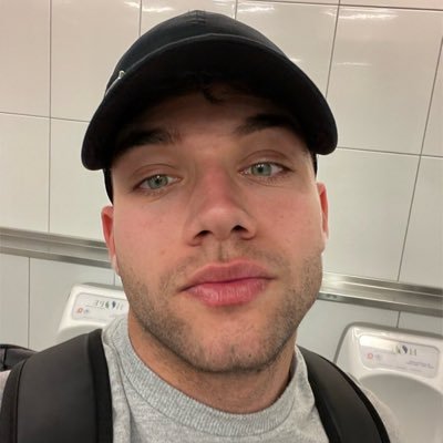 adrianbntz79's profile picture. California🛫🛫