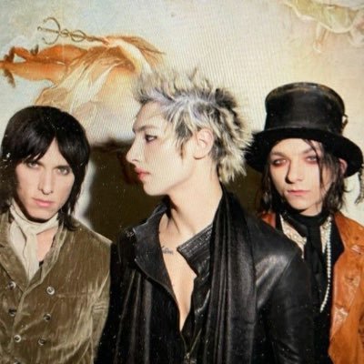 he/him || brainwashed || palaye royale || 🩵 || I held Remi’s hand :} || iomw2ybiss || i follow back || #weloveremingtonleith !! ||