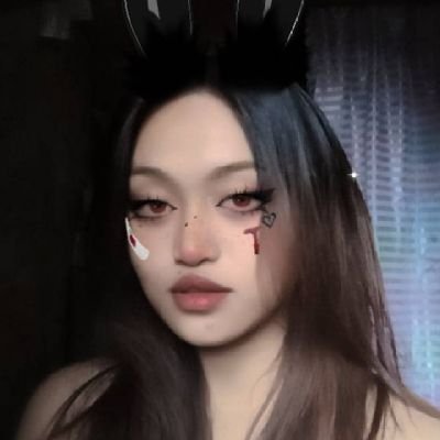 HecatePhosphor's profile picture. my shoes seek for the place where i don't feel alone again.