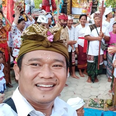 jul_pande's profile picture. Penyuluh Agama Hindu Ahli Muda Kemenag Kota Kendari | Hidup dg prinsip S3 | Santai, Serius, Senyum | ig: @blijul_pande | YT&Tiktok: BlijulTV | #nakbalisulawesi