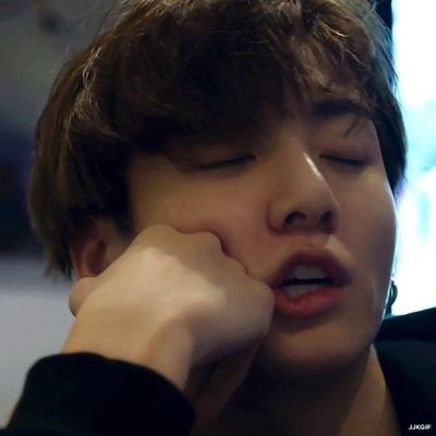 #𝐉𝐊 got that 𝒇𝒍𝒂𝒘𝒍𝒆𝒔𝒔 visual, multitalent boy from Busan. He came with his 𝐚𝐧𝐠𝐞𝐥𝐢𝐜 voice and his adorable bunny teeth, known as 𝙠𝙤𝙤𝙠𝙞𝙚.