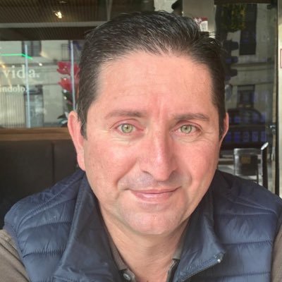 Aprender, emprender, caer y levantarse. Creer y crecer...
Prometo no hablar más de política, pero si me pinchan...
Apasionado de mi familia y de mi trabajo
