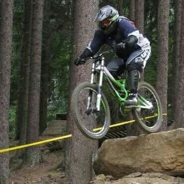 Tomas34065792's profile picture. Bývalý downhill racer, nyní už jen hrdý otec 2 dcer a bastlíř v tom málu volného času co mi denně zbývá.