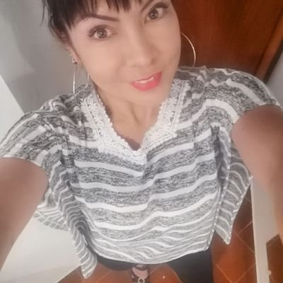 Mujer de convicción, luchadora, simple, con pasiones singulares, amante de mi familia, mi Patria, trabajo, prójimo pero por sobre todo de mi Dios maravilloso!!!