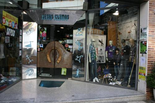Si buscas las mejores marcas de ropa del mercado a mejor precio,ven a JESÚS CLEMOS y encontrarás todo lo que necesitas con la mejor atención.