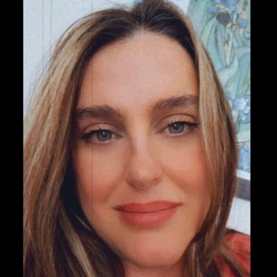 Licenciada en Derecho. Funcionaria de carrera. Jefa de Sección en Gobierno de Canarias.