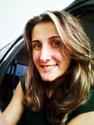 Até cortar os próprios defeitos pode ser perigoso. Nunca se sabe qual é o defeito que sustenta nosso edifício inteiro.
Clarice Lispector.