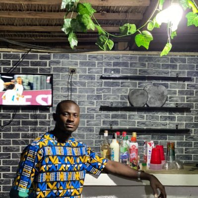 Logisticien de Formation niveau 4 en phrase, Barman à des heures perdues,Créateur et Designer Beblack Cameroun , hyper passionné de football et activité de foot