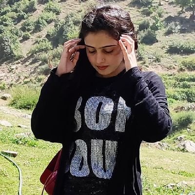 Hafsah9990's profile picture. I could fall or i could fly 🍁