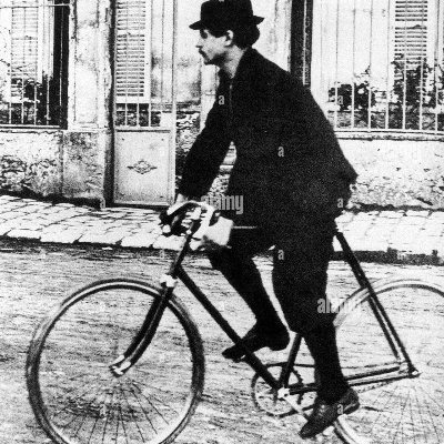 Escribo #microcuento #poesía.
Siempre a medio camino por soñar en vez de andar.
Juegos de palabras sin utilidad práctica.