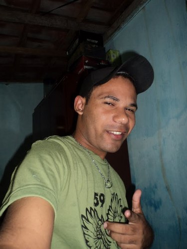 Sou um cara simples,confiante,sempre pensando o melhor das pessoas e de mim mesmo.um homem muito sincero que tenta sempre ser o melhor, muito tímido às vezes!!!
