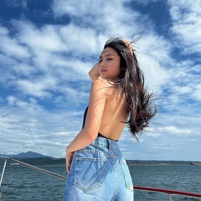She makes everything seem ethereal 🤎✨