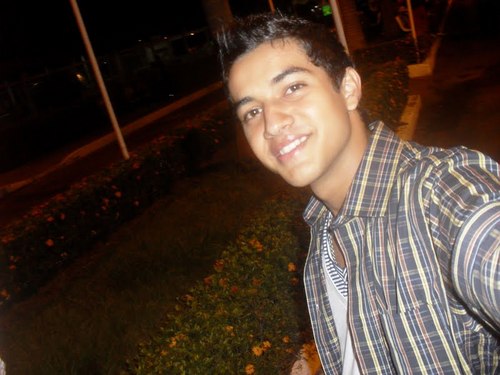 Sou um cara Feliz... amo curte a vida,esta com meus amigos e familiares.