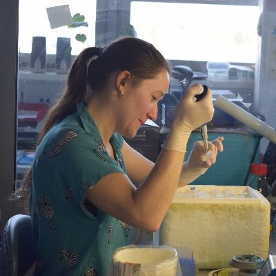 researcher at @EMBLGrenoble, focusing on RNA-protein complexes, interested in biotechnology, therapeutics and science popularization, she/her
