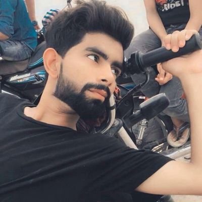 مجھے بھاتی نہیں یہ گورے رنگ کی لڑکیاں
میری ہیر پہ سانولا رنگ کمال لگتا ہے♥